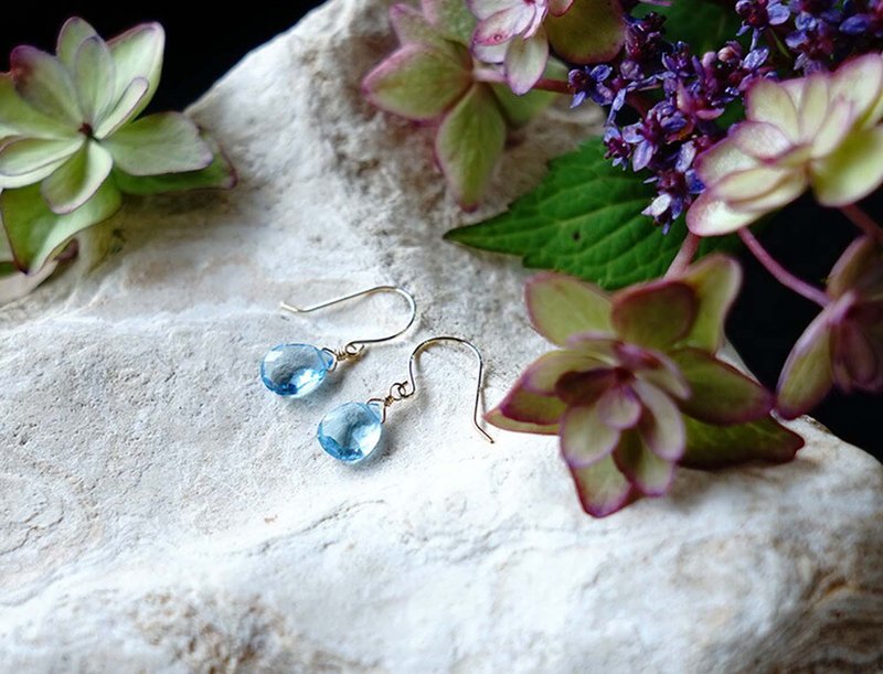 K18 Swiss Blue Topaz Pear Shave Clear Blue Sky Blue Earrings or Clip-On - ต่างหู - โลหะ สีน้ำเงิน