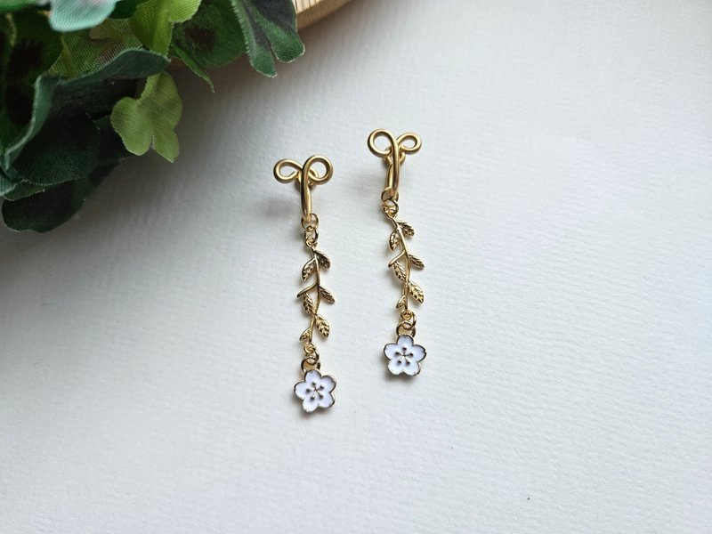 【Kasumakura】White ~ painless Clip-On, clip-on earrings, ear hooks - ต่างหู - วัสดุอื่นๆ ขาว