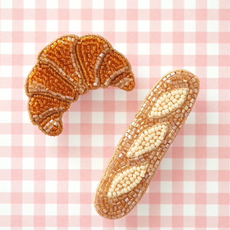 パンのブローチ2点セット(フランスパン・クロワッサン)ビーズ刺繍 - 胸針 - 其他材質 咖啡色