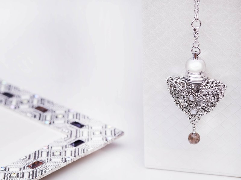 Neve Jewelry Butterfly Beauty Mini Perfume Bottle Necklace (Silver) - สร้อยคอ - โลหะ สีเงิน