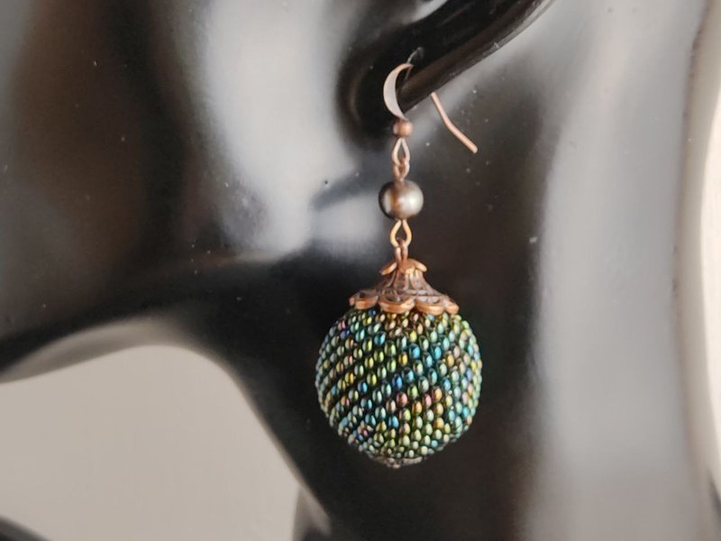 Green earrings balls with pearls earrings beaded earrings dangling drop earrings - 耳環/耳夾/耳骨夾 - 玻璃 綠色