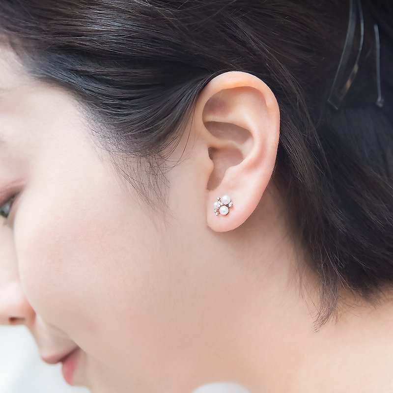 Blossom  - 小花造型貼耳式耳環黃K金 - 耳環/耳夾 - 貴金屬 