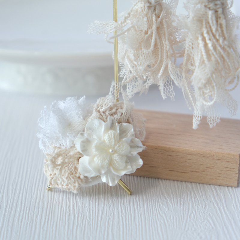 Japanese off-white yarn crocheted flower hair plug/horsetail plug/hair hook - เครื่องประดับผม - ผ้าฝ้าย/ผ้าลินิน ขาว