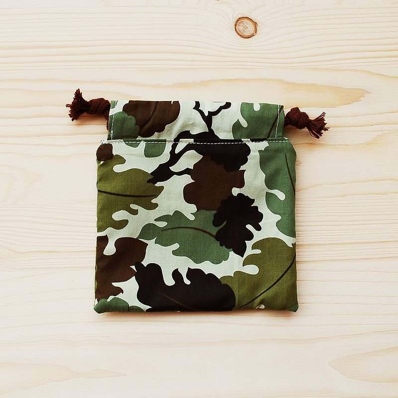 Camouflage Drawstring Pocket (Small) - กระเป๋าเครื่องสำอาง - ผ้าฝ้าย/ผ้าลินิน สีเขียว