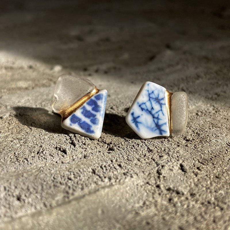 sea glass and sea pottery stud earrings/ear clips made by kintsugi【blue×white】 - Earrings & Clip-ons - Stainless Steel Blue