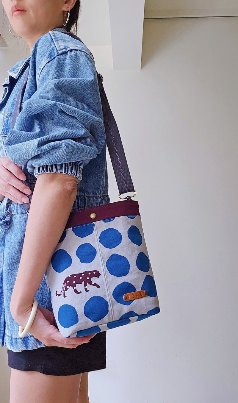 [Small Bucket Series] Japanese Dot Leopard Bucket Bag Shoulder Back Side Backpack Canvas Bag Design Handmade Bag - กระเป๋าแมสเซนเจอร์ - ผ้าฝ้าย/ผ้าลินิน หลากหลายสี