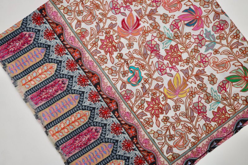 【クリスマスギフト】カシミヤ手染め刺繍ストール 大判 カニ織り メープルリーフ柄 オフホワイト - マフラー・ストール - ウール ホワイト