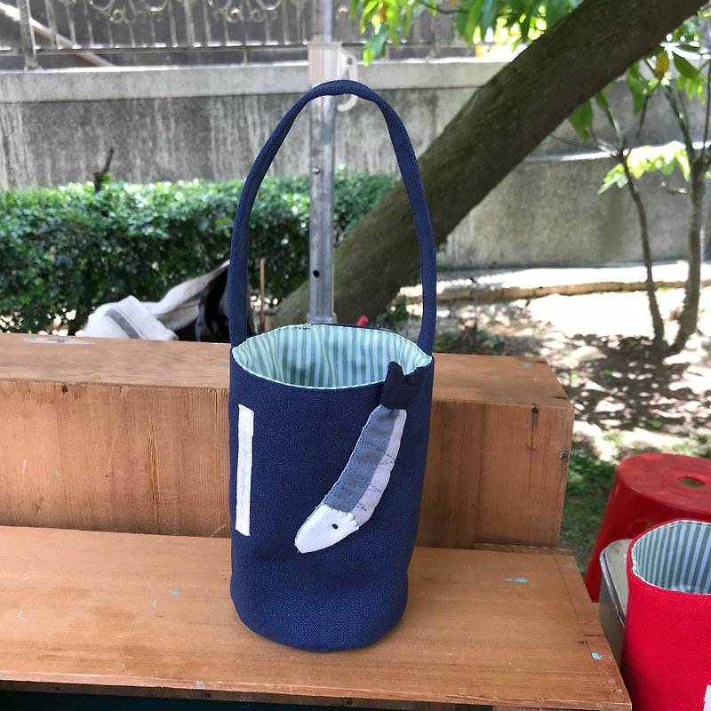 秋刀魚飲料袋/水壺袋/深藍底 - 手提包/手提袋 - 棉．麻 藍色