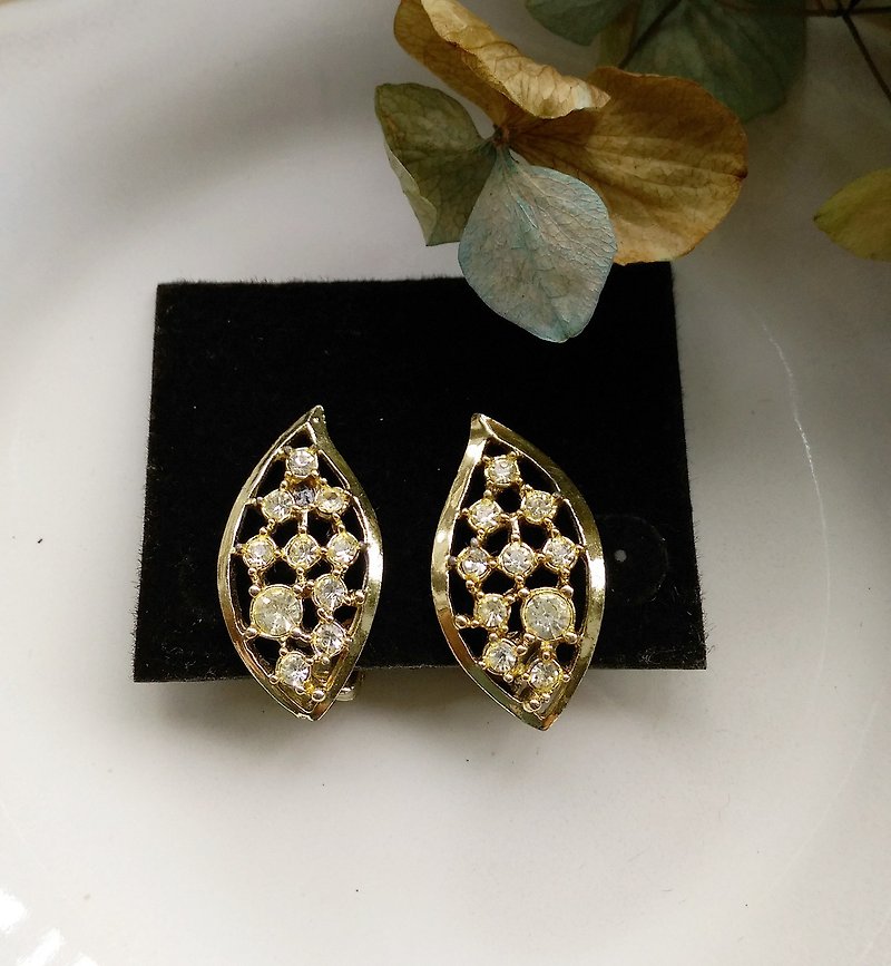 [Western antique jewelry / old pieces] 1970's temperament Rhine clip-on earrings - Earrings & Clip-ons - Other Metals Gold
