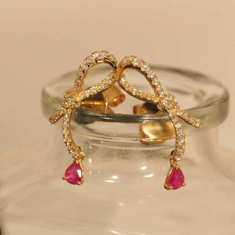 18K金紅寶石梨絲帶耳環18K Gold Ruby Pear Ribbon Earrings - 耳環/耳夾/耳骨夾 - 貴金屬 