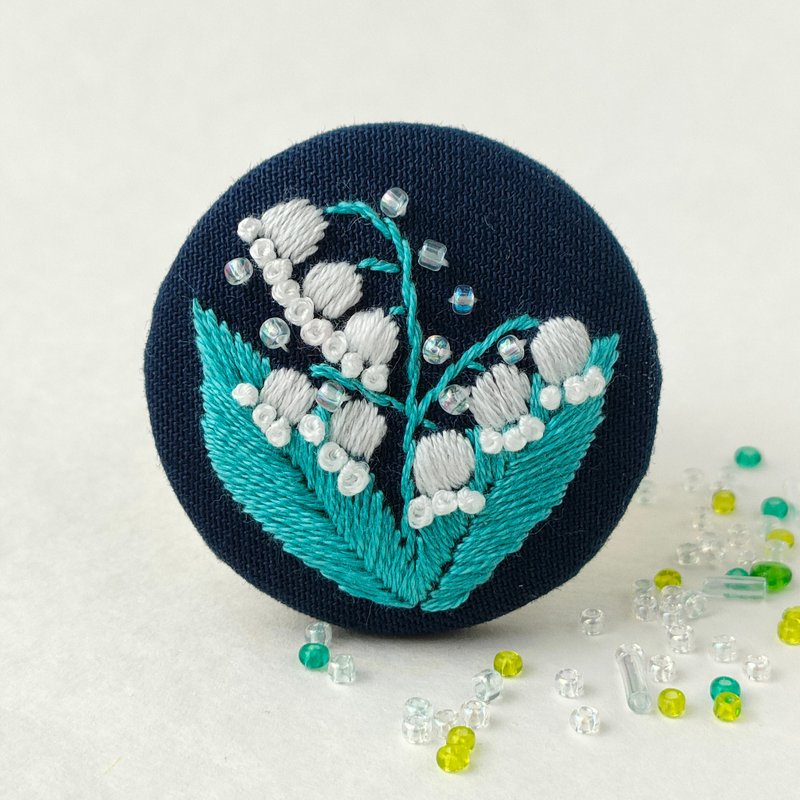 すずらんの刺繍ブローチor刺繍ヘアゴム　紺　鈴蘭 - 胸針 - 棉．麻 白色