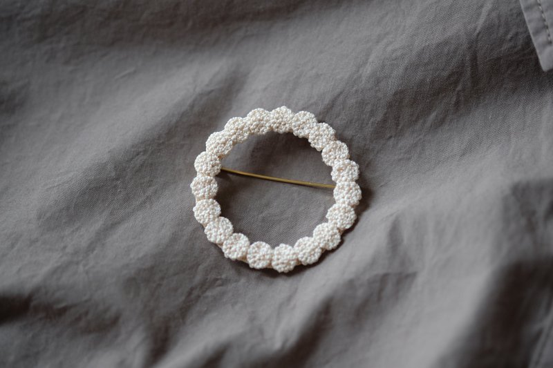maru brooch (Medium) - 胸針 - 繡線 白色