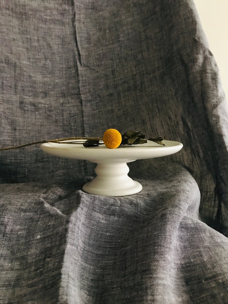 Déjà vu Ceramics 白色陶瓷低腳盤 - 擺飾/家飾品 - 陶 白色