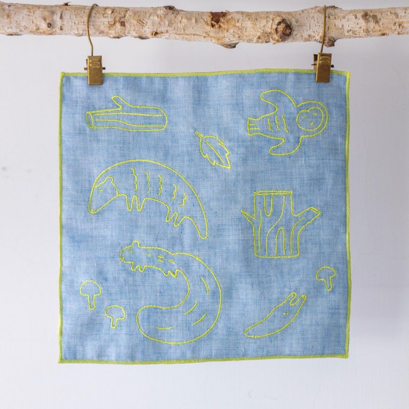 Spring sleeping animal embroidered cotton gauze handkerchief light blue - ผ้าเช็ดหน้า - ผ้าฝ้าย/ผ้าลินิน สีน้ำเงิน