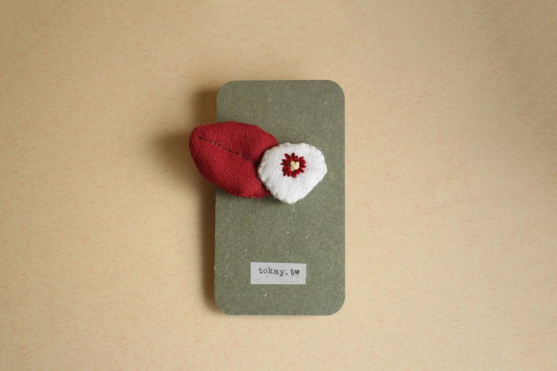 立體布花胸針 / 紅紙扇 血萼花 刺繡胸針A - 胸針 - 繡線 紅色