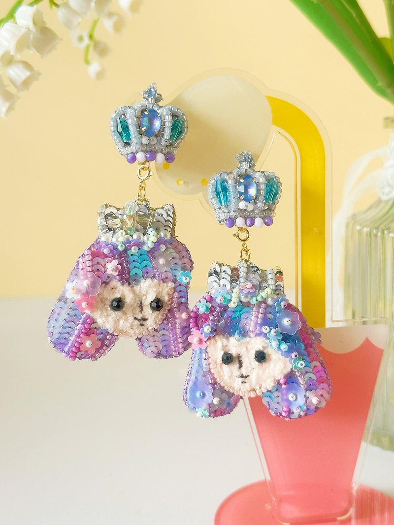 Two-color double-sided French embroidery little princess shape earrings - Earrings & Clip-ons - Thread Gold