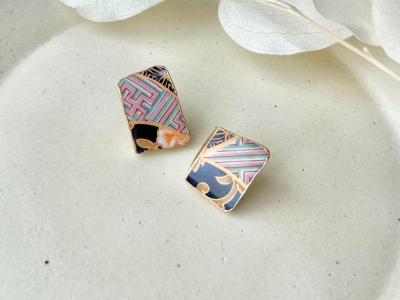 【金具が選べる】有田焼　金継ぎ　ピアス　イヤリング　花柄　和柄　伝統工芸　No.148 - 耳環/耳夾/耳骨夾 - 陶 藍色
