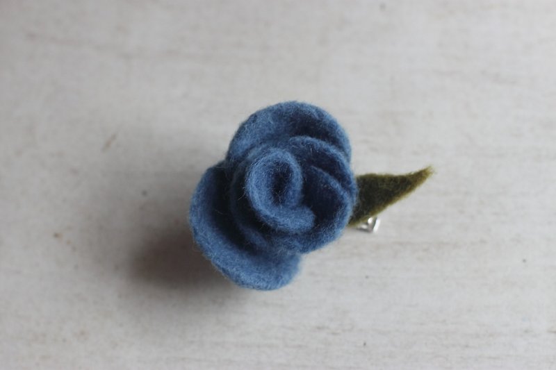 Indigo dyed natural plant dyed rose brooch and hairpin customized - เข็มกลัด - ขนแกะ สีน้ำเงิน