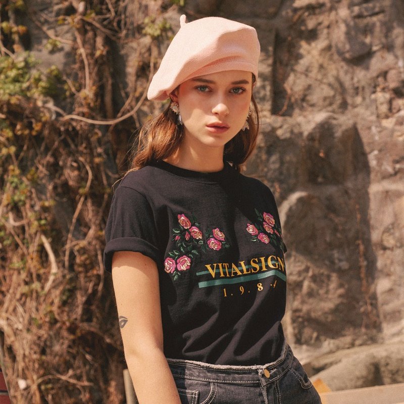 VITALSIGN Floral Embroidered VITALSIGN Logo printed T-shirt (Black) - 女 T 恤 - 棉．麻 黑色