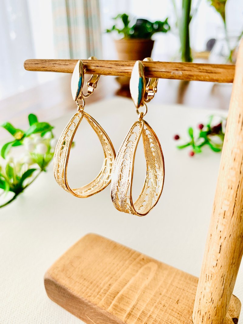 [Simple and beautiful carving hoop earrings] Simple and beautiful carving hoop earrings - ต่างหู - โลหะ สีทอง