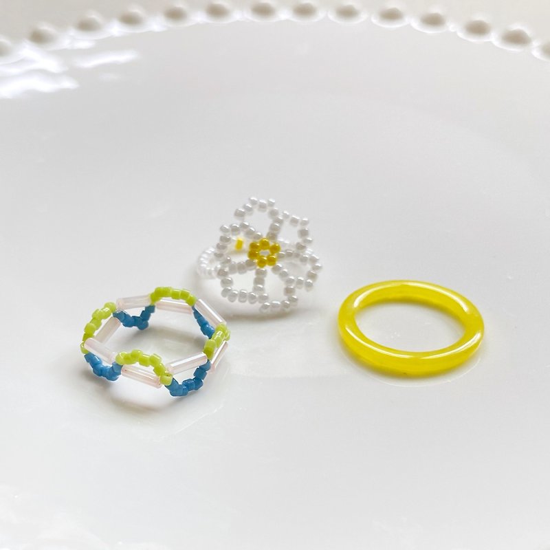 Beaded flower ring set of three - แหวนทั่วไป - วัสดุอื่นๆ หลากหลายสี