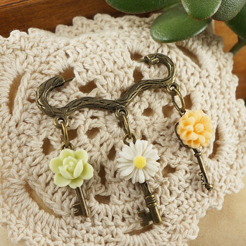 Flower Charm Pin Brooch Floral Chamomile Key Charm Brooch Large Boho Pin Jewelry - 胸針 - 其他材質 白色