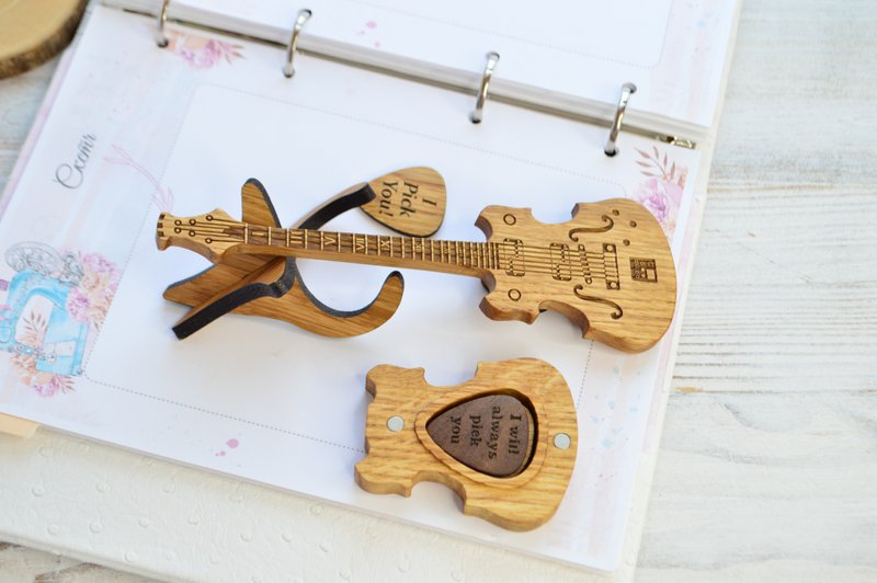 Box for guitar picks, personalized guitar pick holder, wooden engraved casket - 吉他/樂器 - 木頭 多色