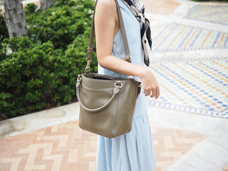 Honey (Taupe) :  Tote bag, Cow Leather bag, grey - กระเป๋าถือ - หนังแท้ สีเทา