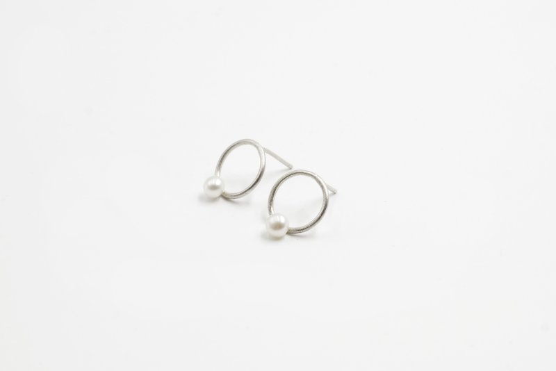 I-Shan13 circle pearl earrings - ต่างหู - เงินแท้ สีเงิน