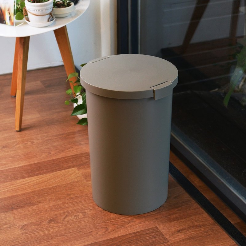 Japan Iwatani Iwatani Round Closure Cover Indoor/Outdoor Deodorant Trash Can-26L - ถังขยะ - พลาสติก หลากหลายสี