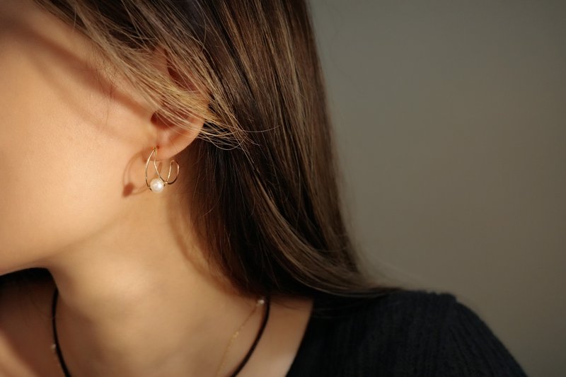 漂浮珍珠 C字耳環 14K Gold-Filled - 耳環/耳夾/耳骨夾 - 珍珠 白色