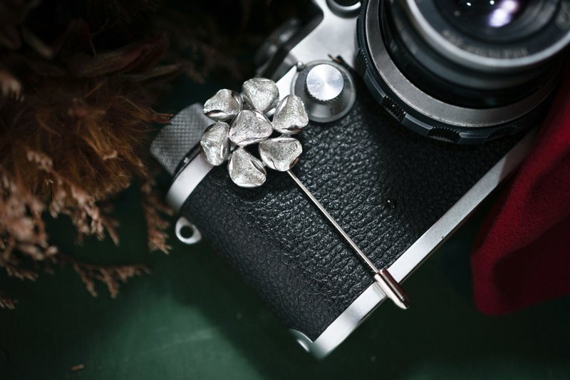 【古董飾品/西洋老件】VINTAGE JJ銀色花型胸針 古著胸針 別針 - 胸針 - 其他金屬 銀色