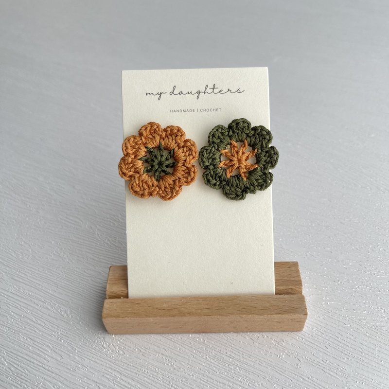 Crochet flower tassel earrings - ต่างหู - งานปัก 