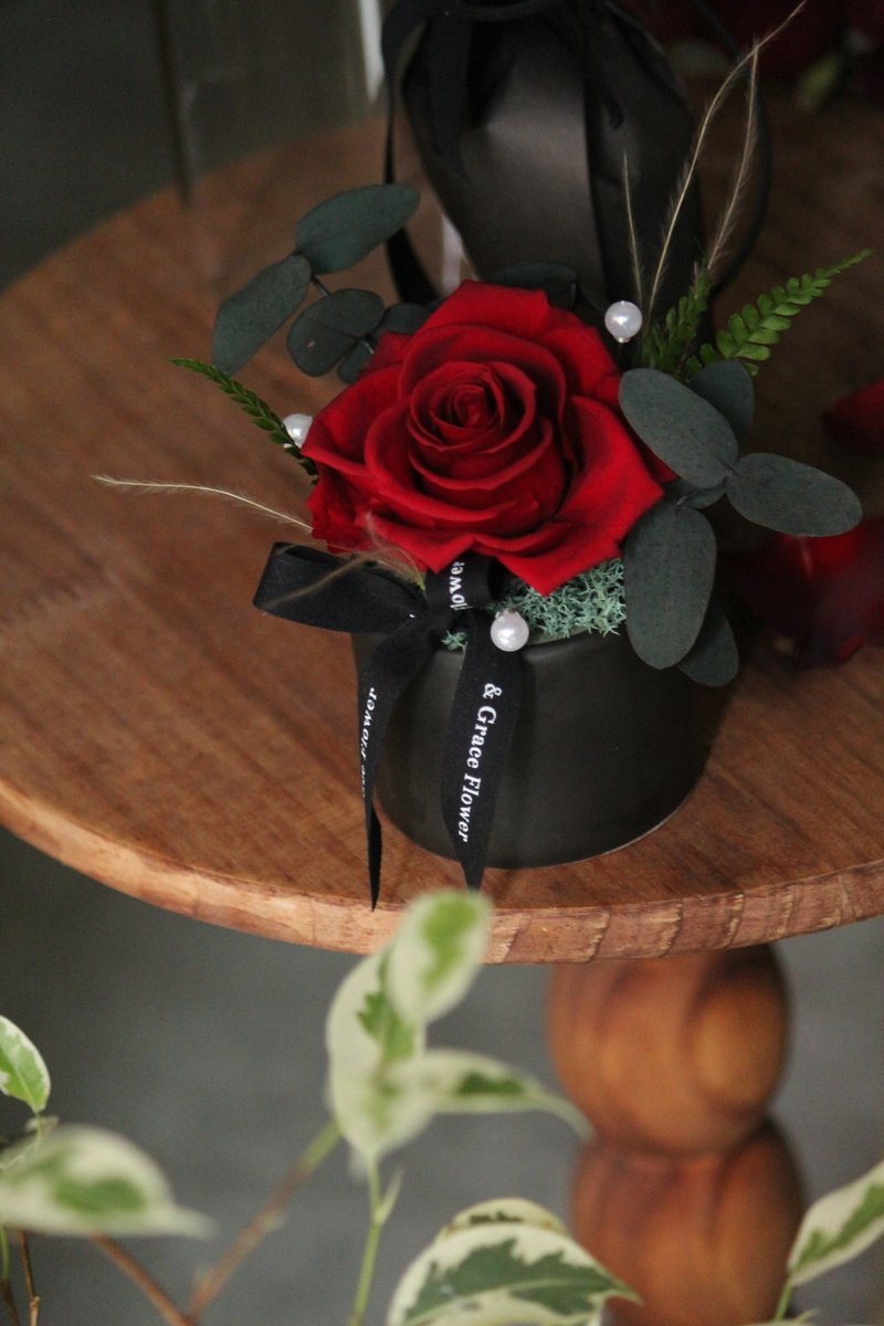 [Classic Red Small Round Table Flower] Everlasting Rose/Home Decoration/Congratulations Flower Gift - ช่อดอกไม้แห้ง - พืช/ดอกไม้ สีแดง