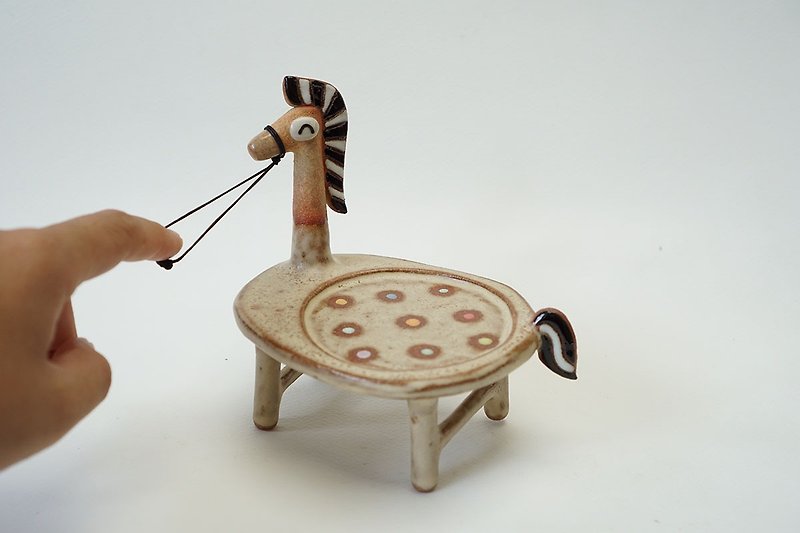 Horse chair,Plant pot plate handmade ceramic  - 花瓶/陶器 - 陶 咖啡色