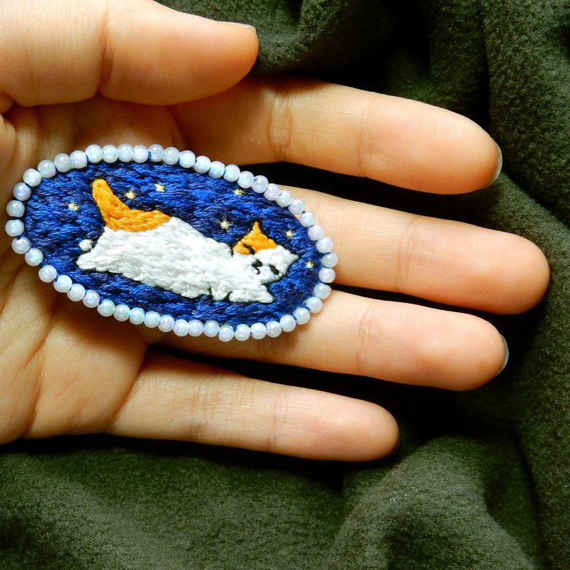 純手工刺繡【星空下的橘白貓】 胸針 別針 - 胸針 - 繡線 藍色