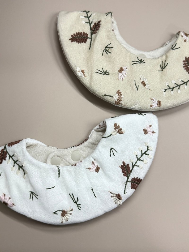 Maygo.bib 暮野花信。手作圍兜、圓兜、客製化、刺繡布 - 圍兜/口水巾 - 棉．麻 白色