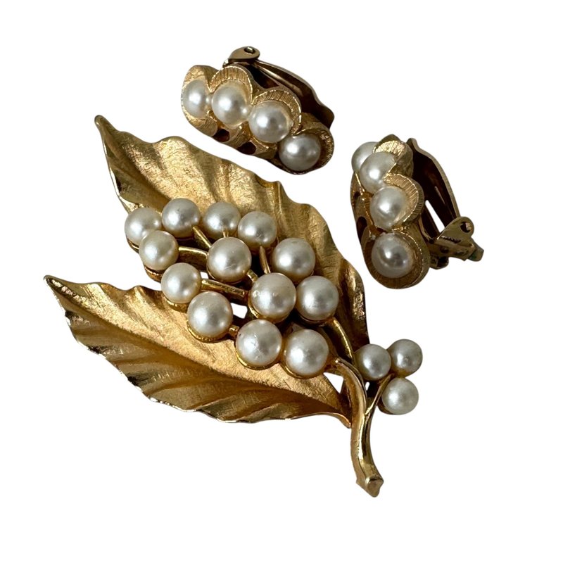 ヴィンテージ リスナー フェイクパール フローラル ブローチ＆クレイマー クリップオンイヤリング 1960年代 サイン入り - ブローチ - その他の素材 ゴールド