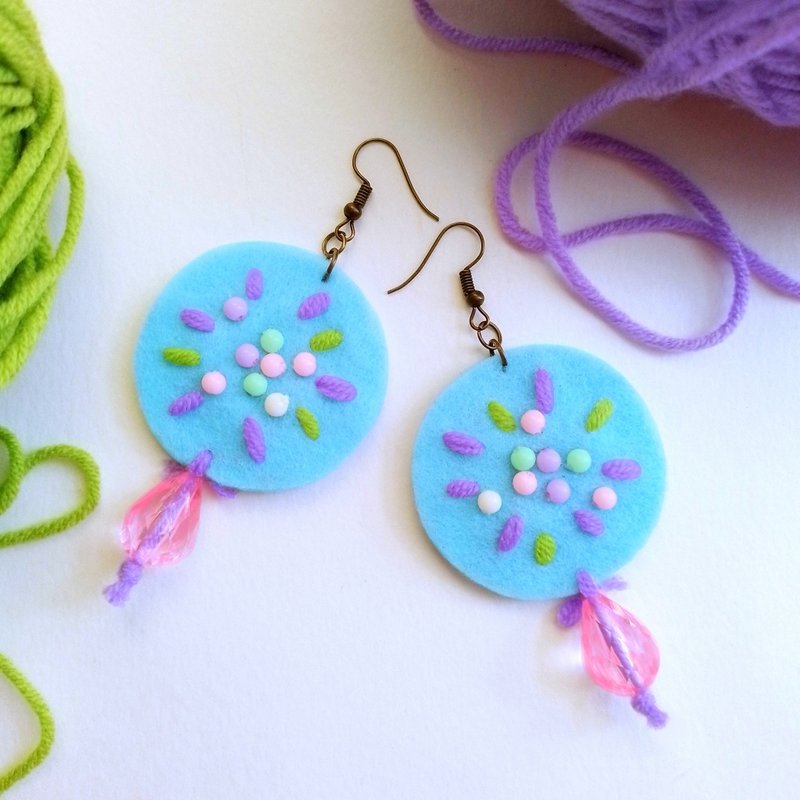 Cute free-form dangle earrings design with hand-stitching on hard felt, beads - 耳環/耳夾/耳骨夾 - 其他材質 