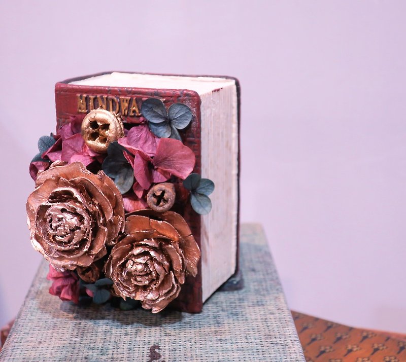 24H Shipping One Flower handmade dried flower book Valentine's Day gift table decorations - ของวางตกแต่ง - พืช/ดอกไม้ สีทอง