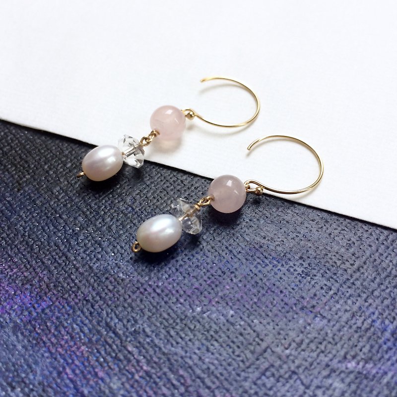 14kgf-rose quartz& white crystal pearls pierced earrings - ต่างหู - เครื่องเพชรพลอย สึชมพู