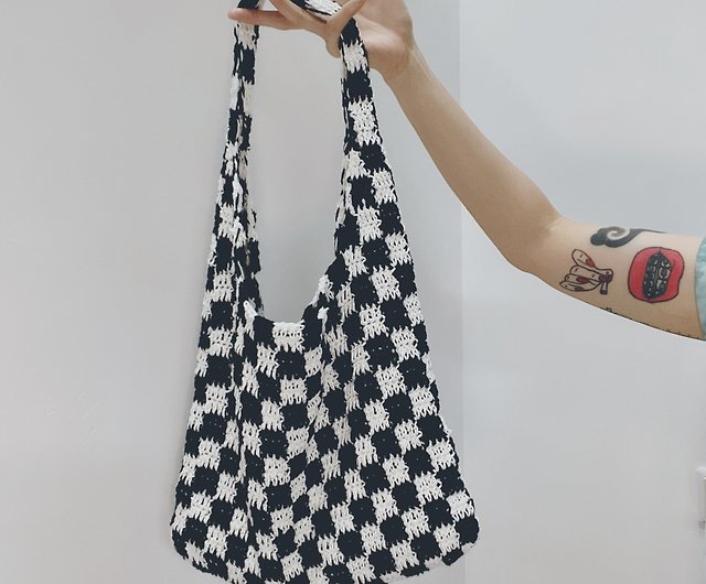  Churi Handmade Checkered Pattern Crochet Tote Bag, Aesthetic  Hobo Shoulder Crochet Beach Bag (Halfmoon Black and White) : Clothing,  Shoes & Jewelry