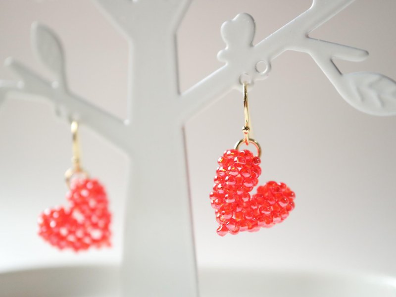 Heart pierced earrings Red Plump and cute Delicate three-dimensional lace Simple glitter Red Plump and swaying seed beads Girly - Earrings & Clip-ons - Glass Red