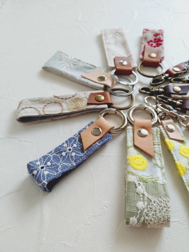 【KHD/碎布鑰匙圈】日本刺繡布系列 不定期限量製作! - 鑰匙圈/鑰匙包 - 棉．麻 多色