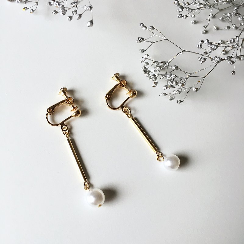 Simple pearl beads earrings - 耳環/耳夾 - 其他金屬 金色