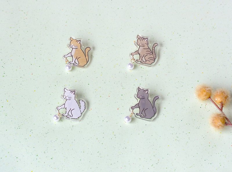 Pearl playing cat - Brooches - Acrylic Multicolor