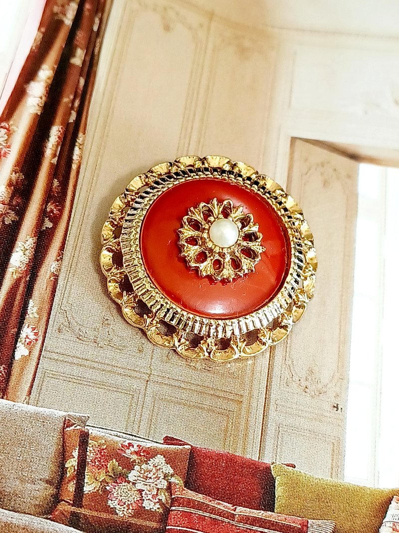vintage jewelry Sarah cov 巴洛克圓形金色徽章 別針 胸針 - 胸針 - 其他金屬 