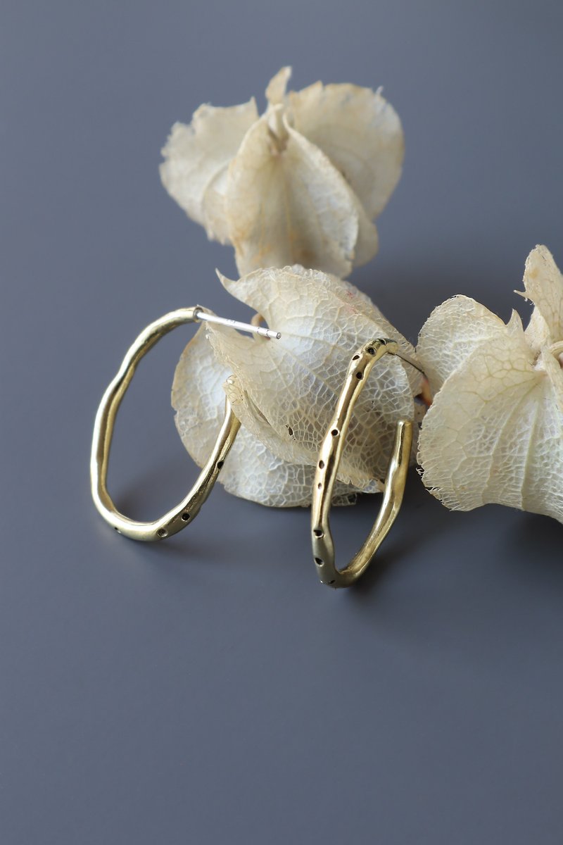 不規則坑洞細節耳環-黃銅-手作-純銀耳針 - 耳環/耳夾 - 銅/黃銅 金色