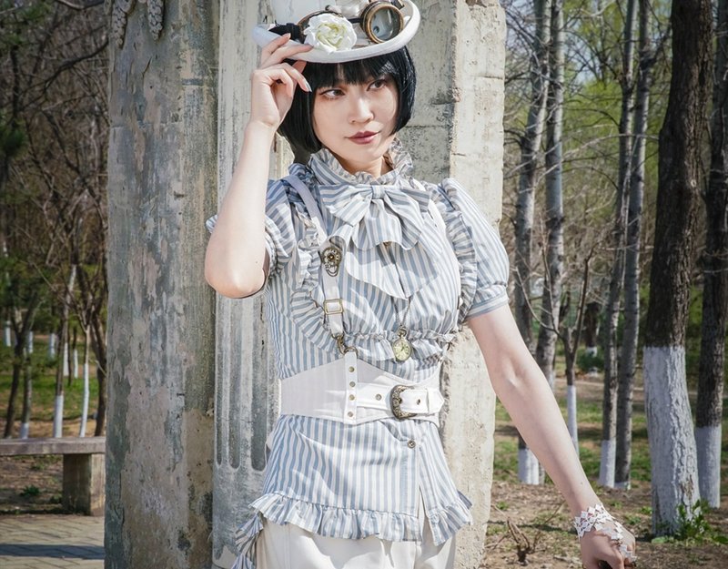蒸汽朋克 哥特風復古 藍白立領修身條紋短袖拖尾襯衫 - 女襯衫 - 其他材質 藍色