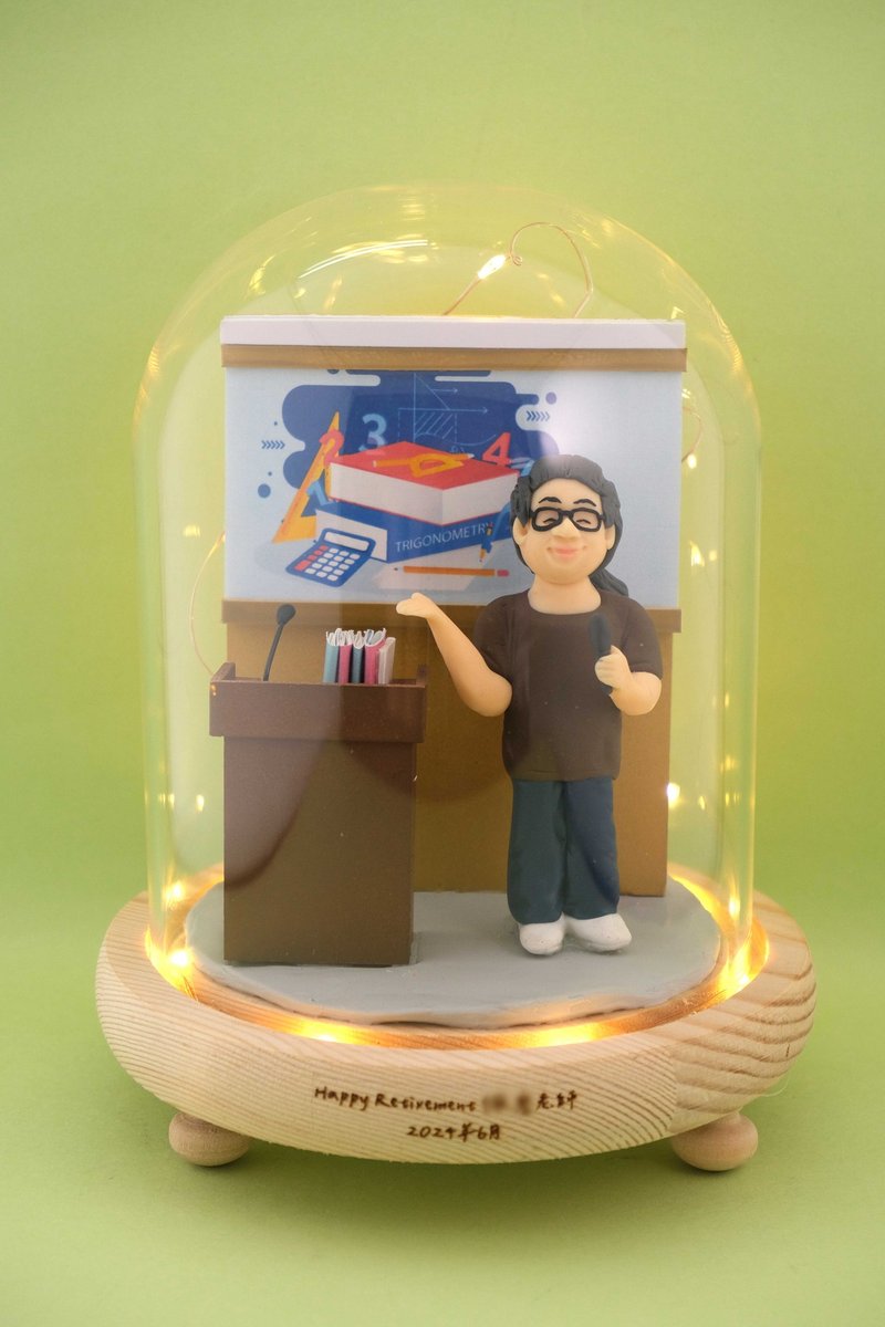 A small gift to commemorate retirement, with LED lighting effects inside, and customizable names. Customized character designs with photos are provided. - ของวางตกแต่ง - ดินเหนียว 